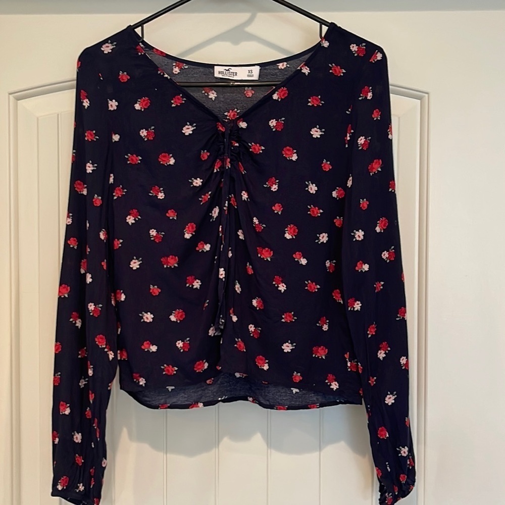 HOLLISTER Navy Rose print blouse